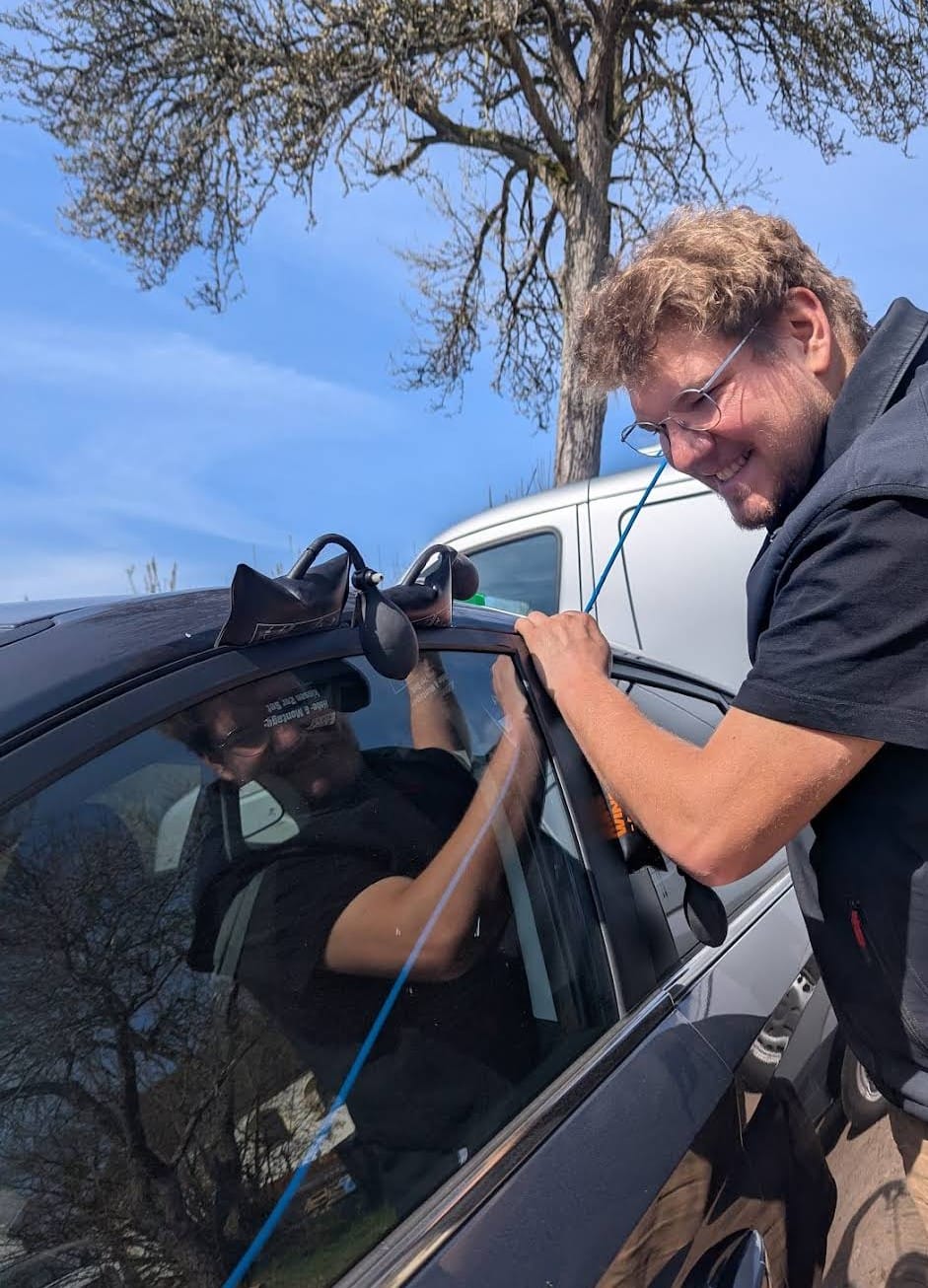Handwerker arbeitet an Garagentor
